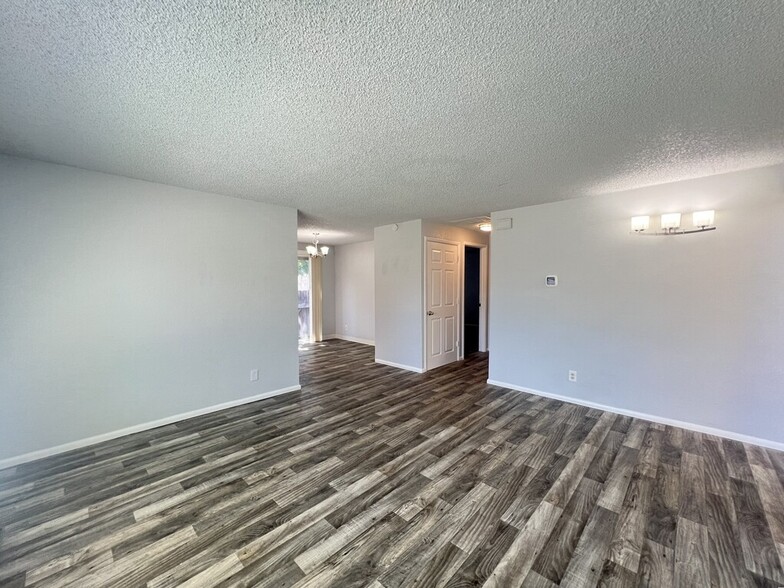 Building Photo - 906 E Bergeson St