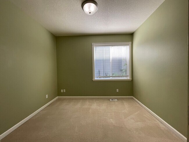 Building Photo - 5 Bed 2.5 Bath + a Den in Tigard/Bull Mountain - Solar Panels, Central A/C and More!