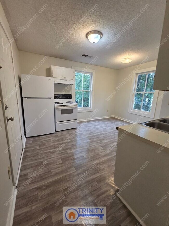 Building Photo - Ready and waiting for you! Available NOW!