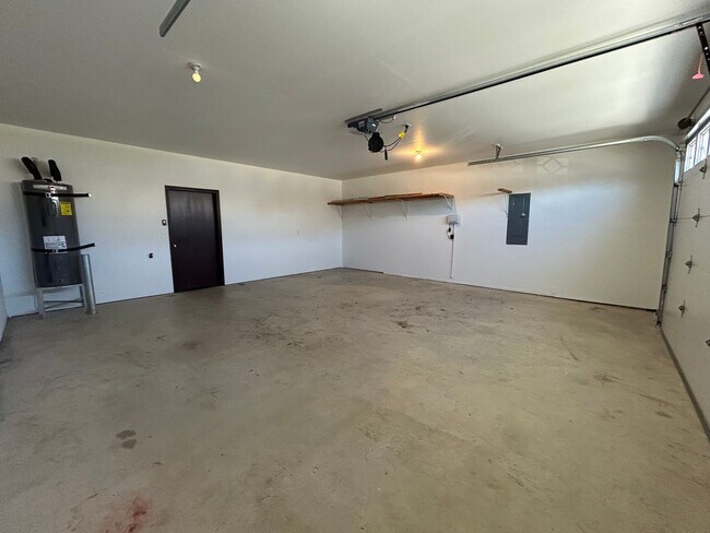Building Photo - Beautiful Home with Quartz Countertops!