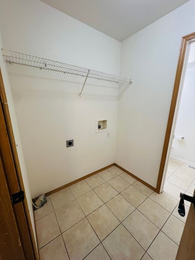 Building Photo - Amazing 3 Bed 2.5 Bath - Townhouse