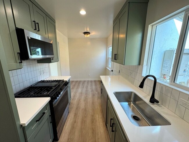 Building Photo - Remodeled Midtown Apartment- Private Washer/Dryer +AC!!