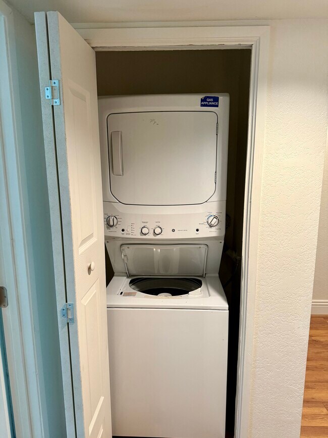 Building Photo - 3855 Thorncroft Ln