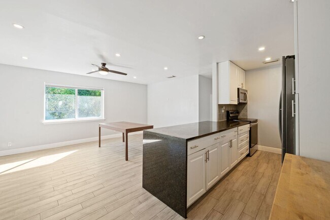 Building Photo - Charming 3-Bed, 2-Bath Home in Prime Fort Lauderdale!