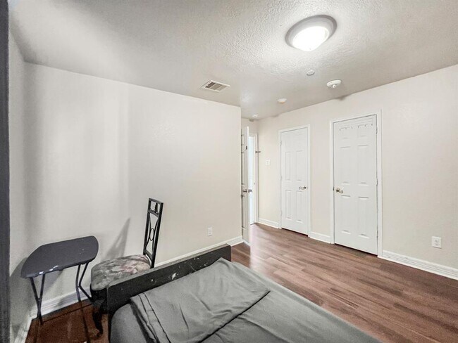 Building Photo - 5715 Ladonia St