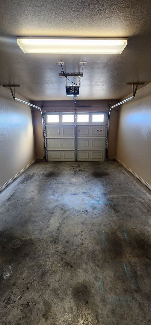 Building Photo - 2 bedroom 2 bath close to Clear Creek 8/12 move in date