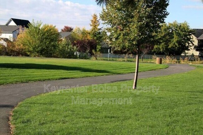 Building Photo - 879 N Traquair Pl