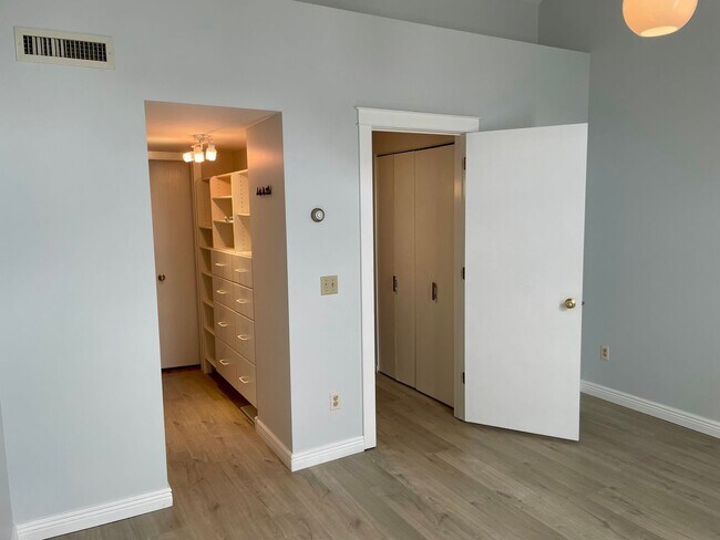 Building Photo - Luxury 2 Bedroom Condo in Centennial Lakes...