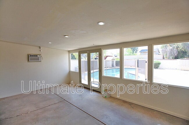 Building Photo - 4129 E Bluefield Ave