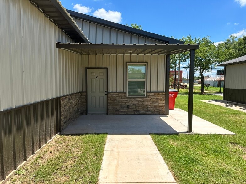 FRONT PORCH - 107 S Bois D Arc St