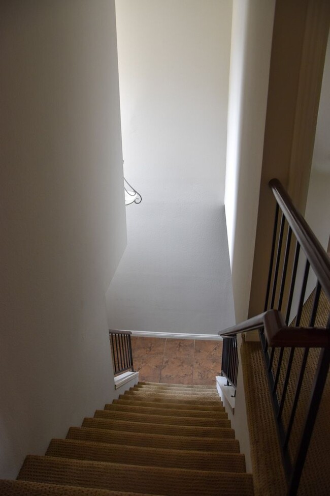 Building Photo - 3 Bedroom 2.5 Bath Hampton Court Condo Nea...