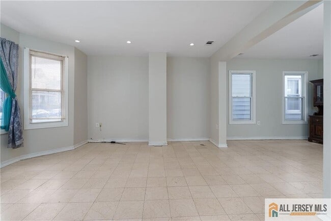 Building Photo - 264 Seaman St