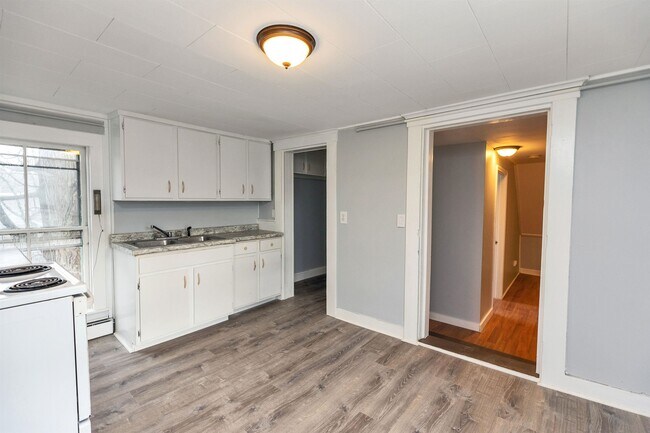 Building Photo - 27 School St