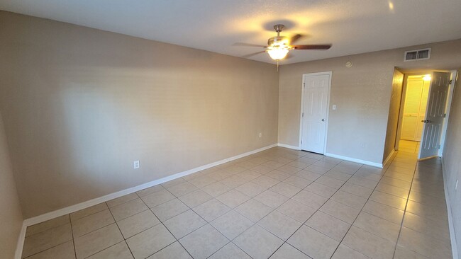 Building Photo - First Floor 1 Bedroom, 1 Bathroom Condo in...