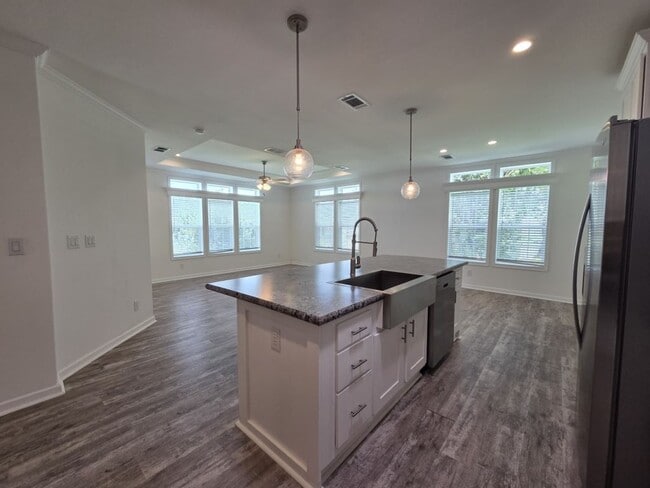 Building Photo - 2879 Canyon Dr
