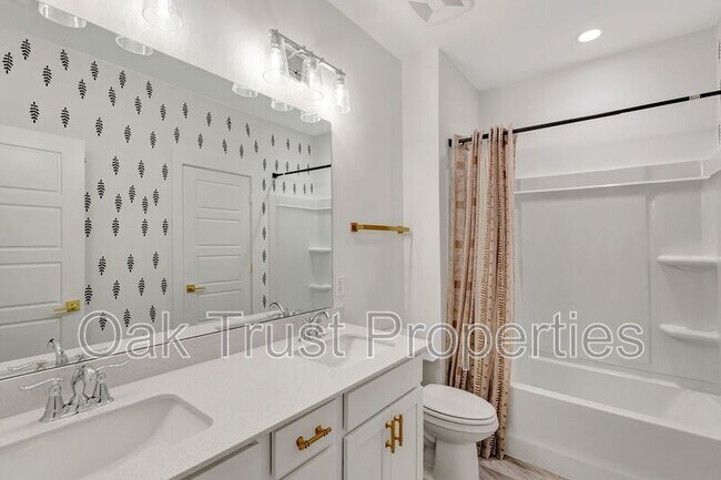 Building Photo - 3 Clearblue Lp