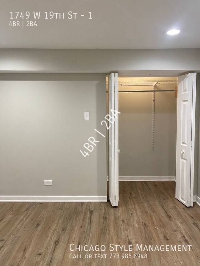 Building Photo - Duplex down in the heart of Pilsen! All th...