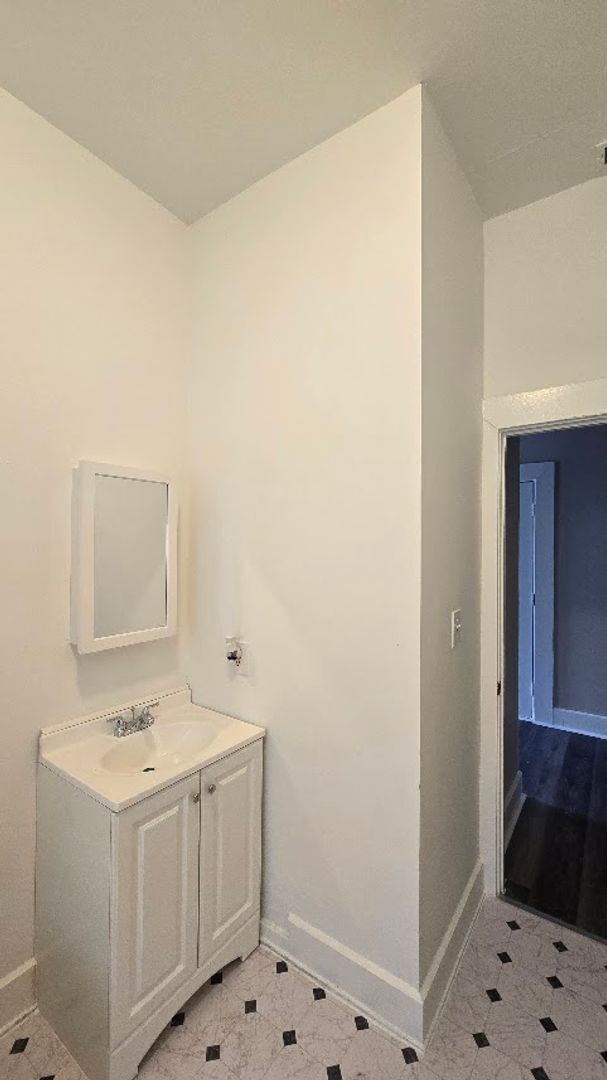 Building Photo - 2-BED SECTION 8 APPROVED