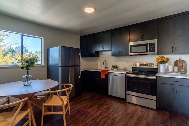 Building Photo - Spacious 1 bed/1 bath Luxury Casita, Age R...