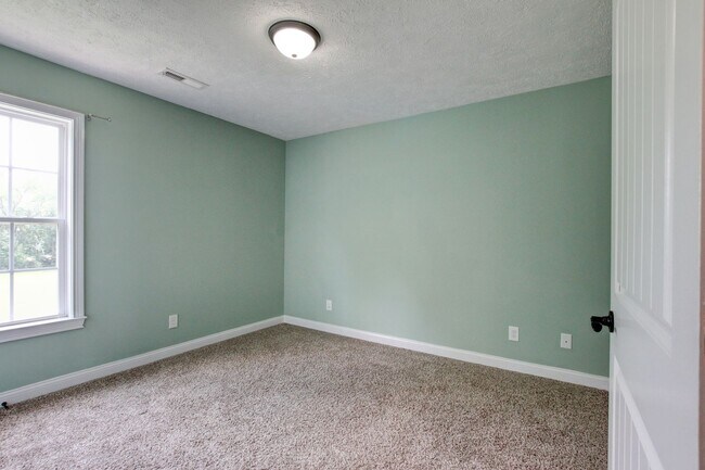 Building Photo - 716 Cavalier Dr