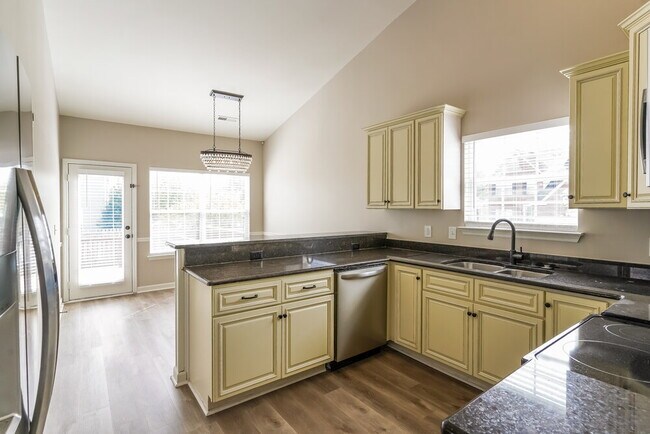 Building Photo - 6000 Mountview Dr