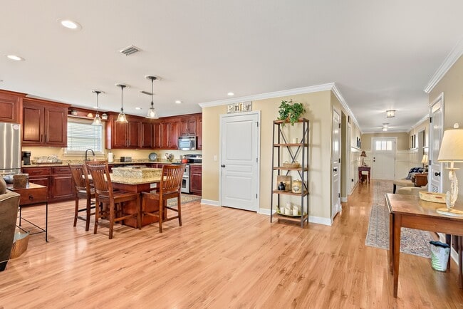 Building Photo - 304 Squirrel Hollow