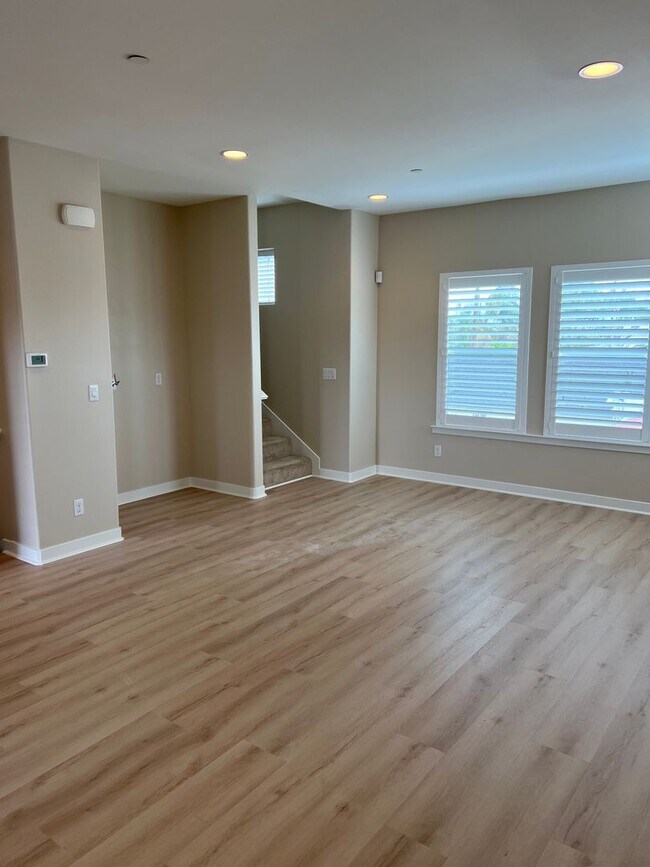 Building Photo - Modern 3 Bed/ 4 Bath, Detached, Private Dr...