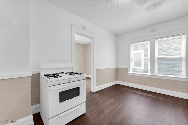 Building Photo - 2085 Robin St