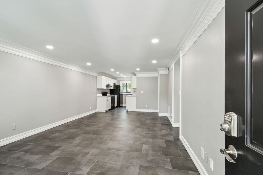 Building Photo - 2942 W Bay Dr