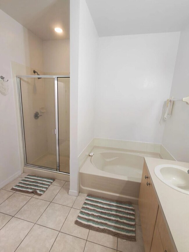 Building Photo - Fully Furnished Townhouse with Water View ...