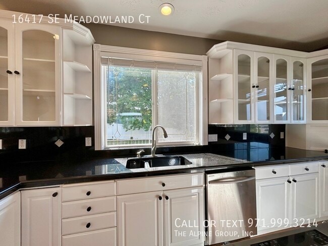 Building Photo - 16417 SE Meadowland Ct