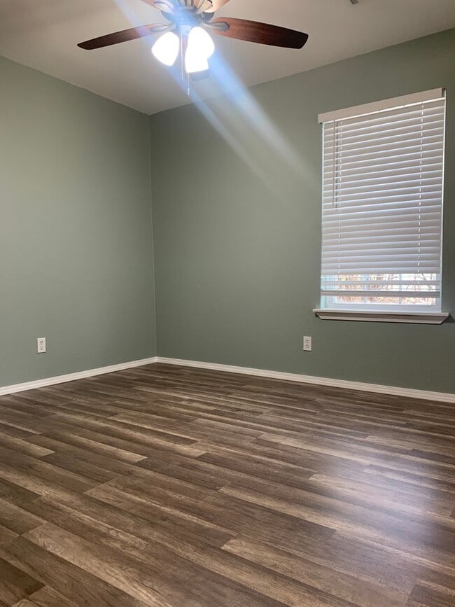 Building Photo - 205 W Parks St