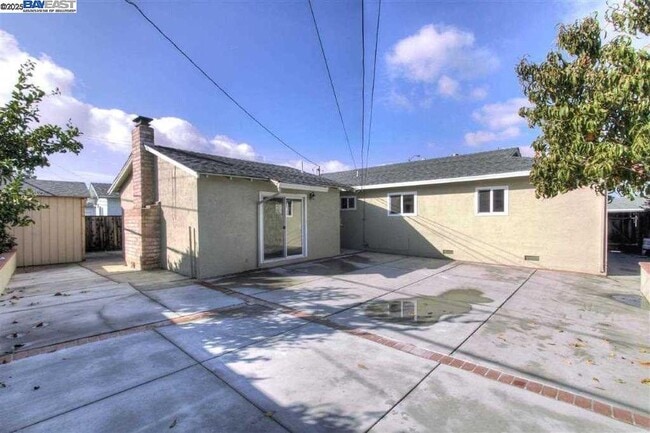 Building Photo - 4720 Selkirk St