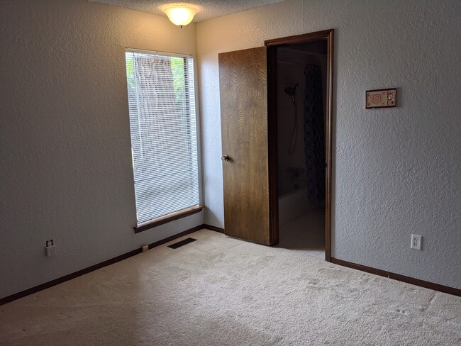 first bedroom looking toward the jack-n-jill bathroom - 205 N Easy St