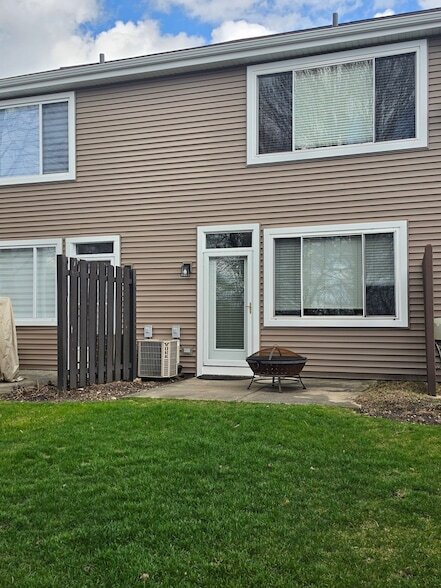 Building Photo - 10 Waverly Ct