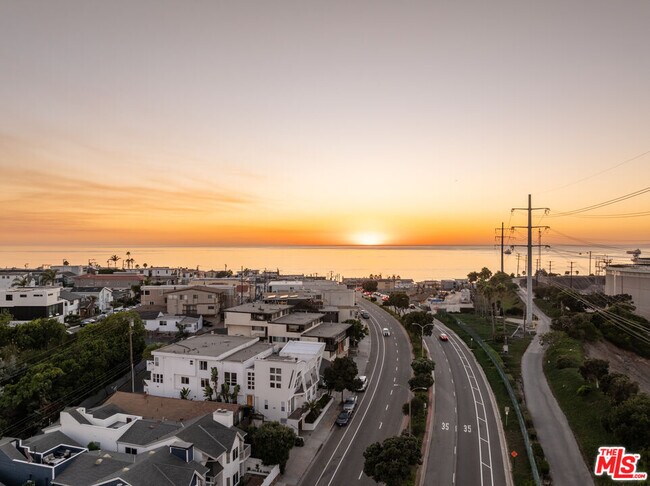 Building Photo - 502 Rosecrans Ave