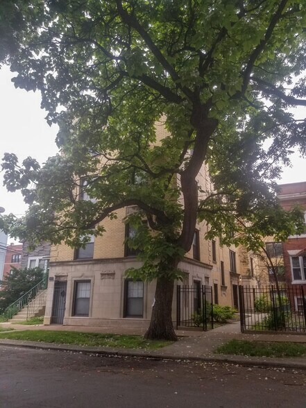 Building Photo - 3620 N Marshfield Ave