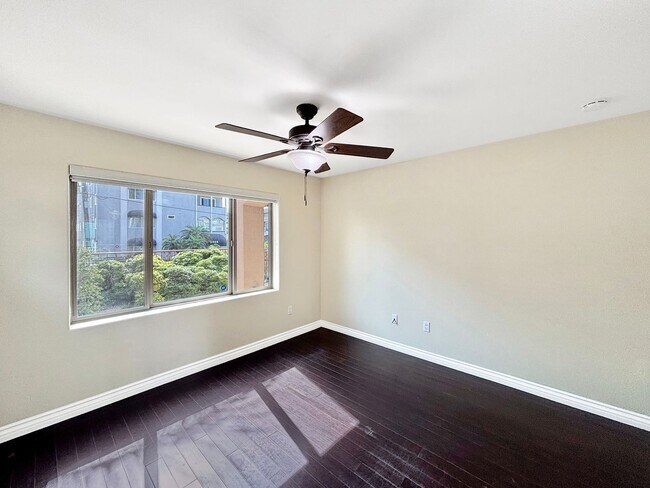 Building Photo - Stunning 4BD/3.5BA Townhouse in Pacific Be...