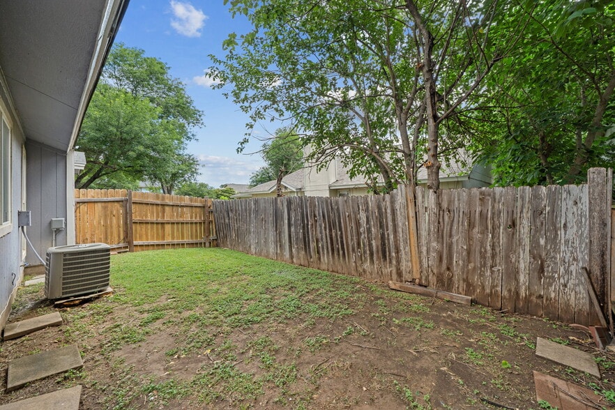 Building Photo - 703 Country Aire Dr