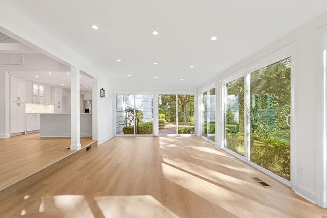 Building Photo - 18 Echo Ln