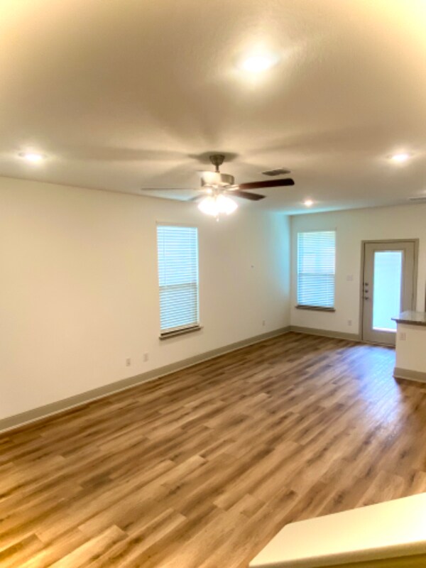 Building Photo - 7512 Magnolia Vlg