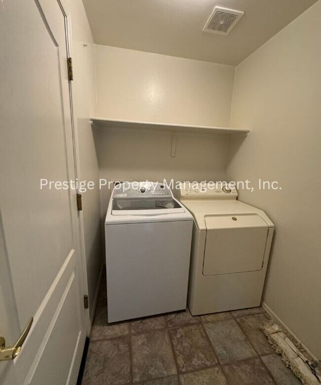 Building Photo - Stunning 3-bedroom 2-bathroom home in a ga...