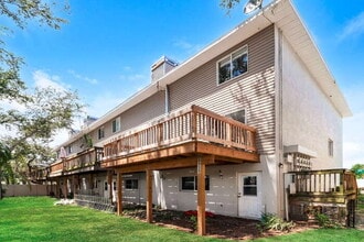 Building Photo - Charming 2-Bed Dunedin Retreat with Granite Elegance and Spacious Living