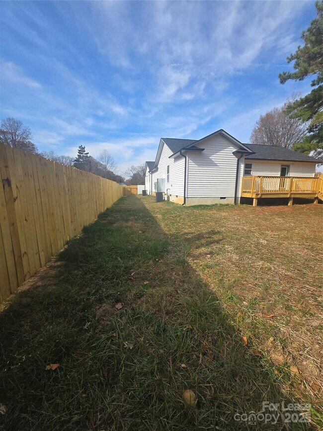 Building Photo - 3100 Dawnshire Ave