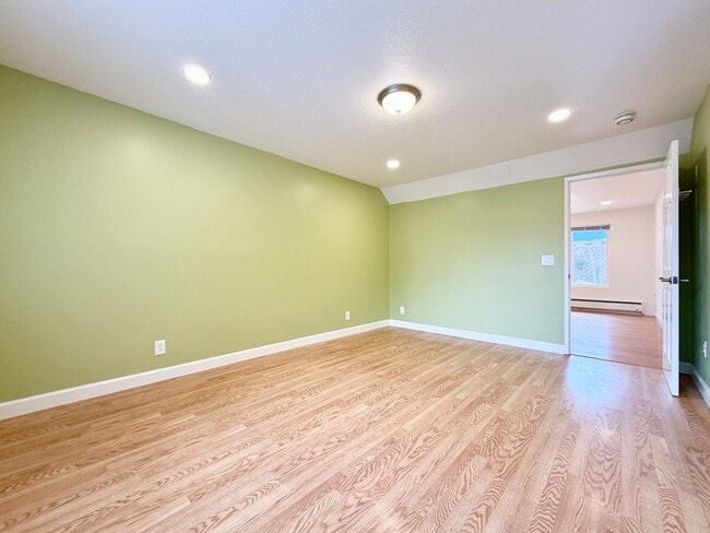 Building Photo - Coastal Living at its Finest (In-Law Suite...