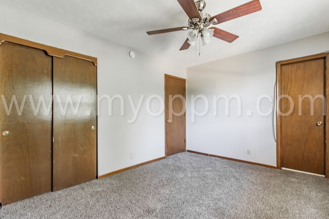 Building Photo - Beautiful 3 Bedroom / 2.5 Bath | 120th and...