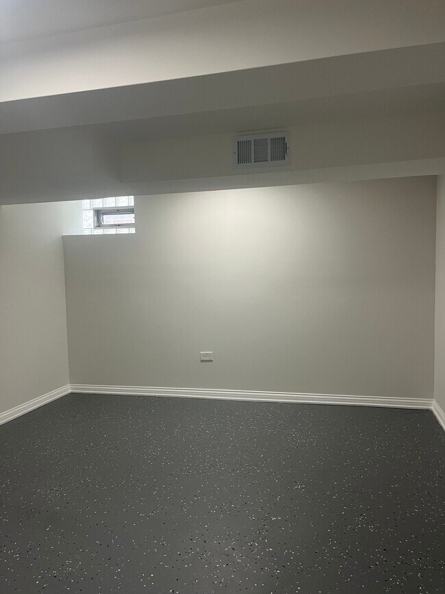 Building Photo - 13709 S School St