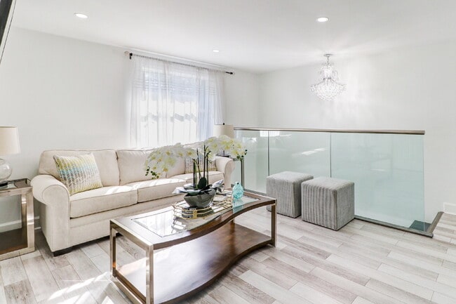 Building Photo - Fully Furnished 4-Bedroom Pool Home with Golf Course Views in Northdale