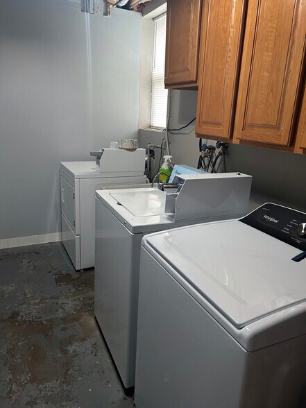 Building Photo - 4113 N McVicker Ave