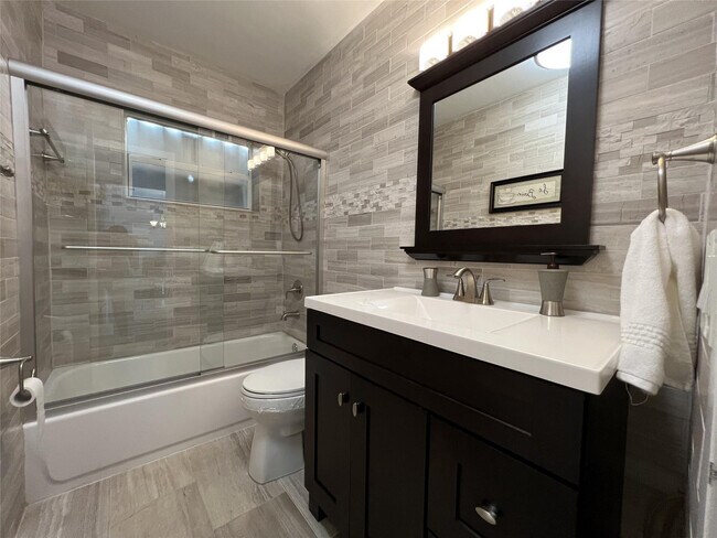 Building Photo - 999 N Riverside Dr